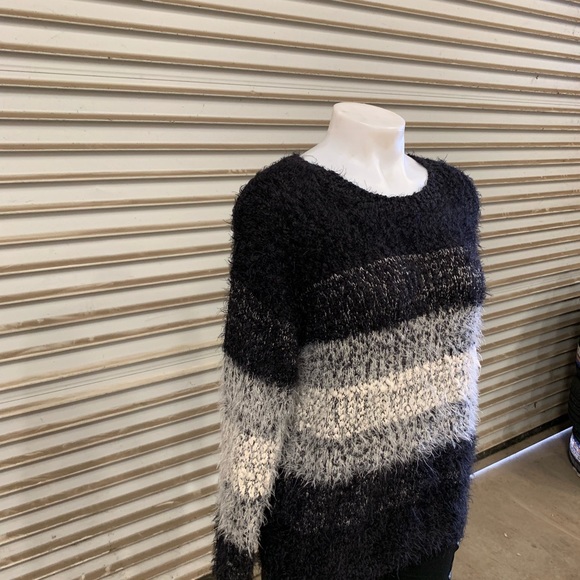 🛍️Forever 21 sweater NWT black and white fluffy - Picture 4 of 7